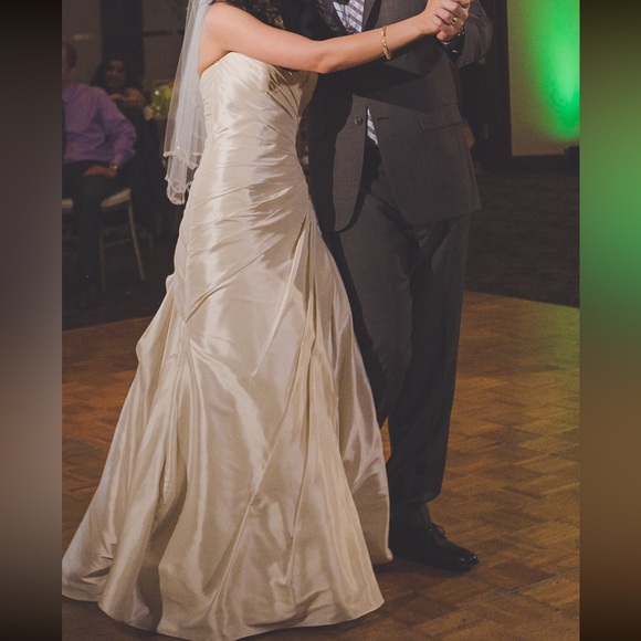 Maggie Sottero Benita Strapless Wedding Gown and 2 Wedding Veils - Picture 3 of 16